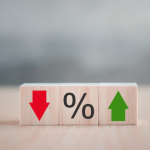 Decisão do desembargador sobre tarifas abusivas e recálculo das parcelas no caso de Alexandre Victor De Carvalho.