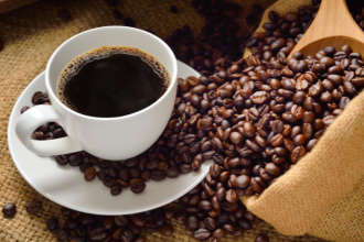 Lawrence Aseba Tipo explica como o consumo de café pode afetar diretamente a saúde da bexiga e o bem-estar do organismo.