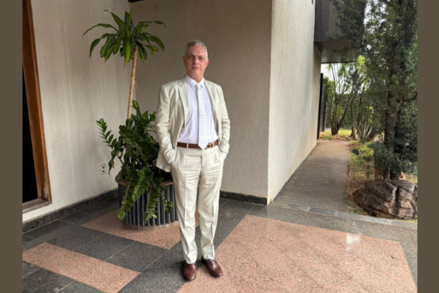 Leonardo Manzan detalha como o CBAM afeta exportadores e o comércio internacional de energia e produtos intensivos em carbono.