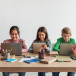 Sérgio Bento De Araújo explora como a escrita escolar apoiada por IA transforma o brainstorming em produção ética e inteligente.