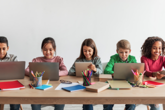 Sérgio Bento De Araújo explora como a escrita escolar apoiada por IA transforma o brainstorming em produção ética e inteligente.