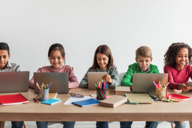 Sérgio Bento De Araújo explora como a escrita escolar apoiada por IA transforma o brainstorming em produção ética e inteligente.