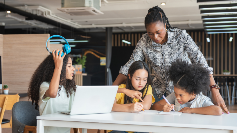 Uma visão de Sérgio Bento De Araújo sobre como a IA potencializa a escrita escolar, da criação à revisão responsável.