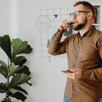 Alexandre Costa Pedrosa analisa se a cafeína realmente ajuda no foco de pessoas com TDAH ou se pode intensificar sintomas como ansiedade e impulsividade.