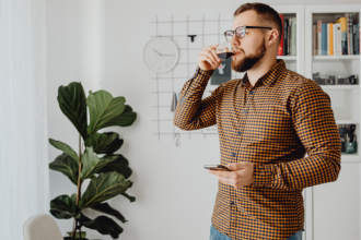 Alexandre Costa Pedrosa analisa se a cafeína realmente ajuda no foco de pessoas com TDAH ou se pode intensificar sintomas como ansiedade e impulsividade.