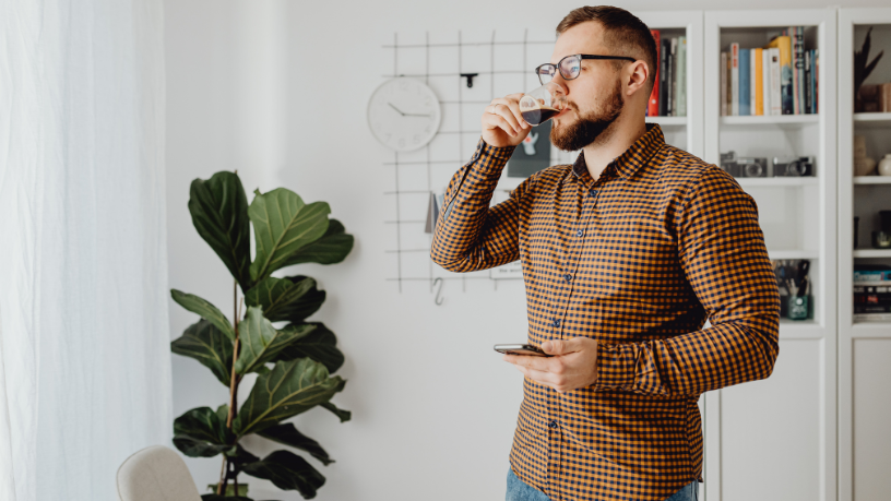 Alexandre Costa Pedrosa analisa se a cafeína realmente ajuda no foco de pessoas com TDAH ou se pode intensificar sintomas como ansiedade e impulsividade.