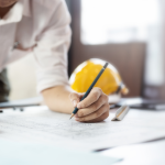 O impacto do conforto no uso dos espaços internos está ligado à engenharia da permanência e à funcionalidade. Alex Nabuco Dos Santos explica como ambientes bem planejados estimulam permanência e valorização.