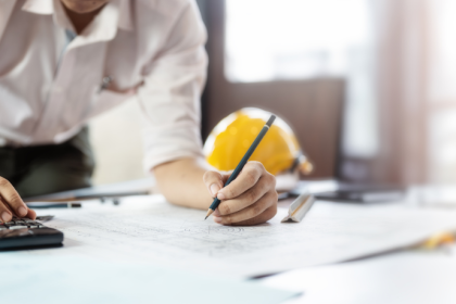 O impacto do conforto no uso dos espaços internos está ligado à engenharia da permanência e à funcionalidade. Alex Nabuco Dos Santos explica como ambientes bem planejados estimulam permanência e valorização.