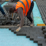 No artigo sobre o desempenho de pisos intertravados sob tráfego leve, médio e pesado, Valderci Malagosini Machado explica como cada aplicação influencia a durabilidade e a resistência do pavimento.
