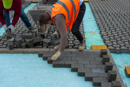 No artigo sobre o desempenho de pisos intertravados sob tráfego leve, médio e pesado, Valderci Malagosini Machado explica como cada aplicação influencia a durabilidade e a resistência do pavimento.