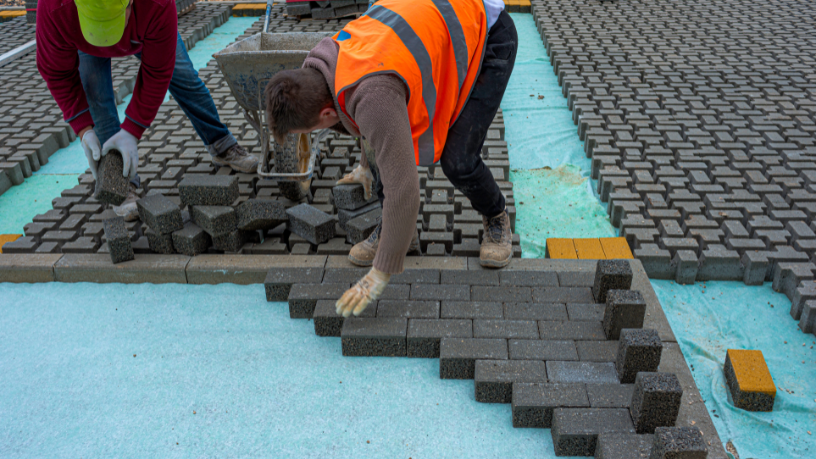 No artigo sobre o desempenho de pisos intertravados sob tráfego leve, médio e pesado, Valderci Malagosini Machado explica como cada aplicação influencia a durabilidade e a resistência do pavimento.