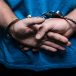 Pai preso após agredir bebê de 4 meses em Campo Grande reacende debate sobre violência infantil no Brasil