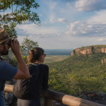 Turistas observam paisagem natural em área de visitação de Campo Grande, Mato Grosso do Sul