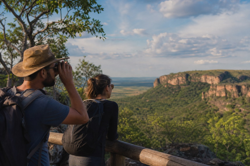 Turistas observam paisagem natural em área de visitação de Campo Grande, Mato Grosso do Sul